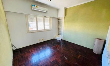 PH 4 amb primer piso por escalera en plena zona comercial de Alvear Martinez. Muy luminoso!