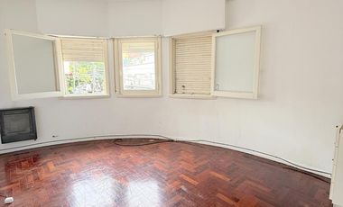 PH 4 amb primer piso por escalera en plena zona comercial de Alvear Martinez. Muy luminoso!