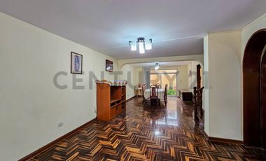 Alquilo casa en Surco para oficina a puerta cerrada, ubicación estratégica