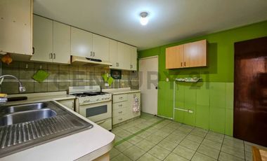 Alquilo casa en Surco para oficina a puerta cerrada, ubicación estratégica