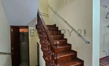 Alquilo casa en Surco para oficina a puerta cerrada, ubicación estratégica