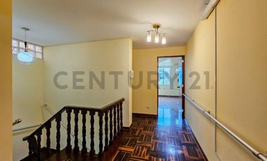 Alquilo casa en Surco para oficina a puerta cerrada, ubicación estratégica