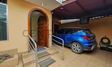 Alquilo casa en Surco para oficina a puerta cerrada, ubicación estratégica