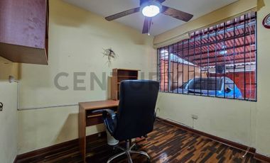 Alquilo casa en Surco para oficina a puerta cerrada, ubicación estratégica