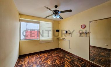 Alquilo casa en Surco para oficina a puerta cerrada, ubicación estratégica