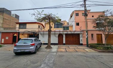 Alquilo casa en Surco para oficina a puerta cerrada, ubicación estratégica