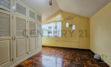 Alquilo casa en Surco para oficina a puerta cerrada, ubicación estratégica