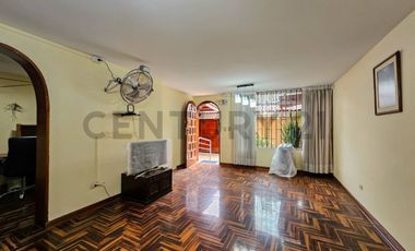 Alquilo casa en Surco para oficina a puerta cerrada, ubicación estratégica