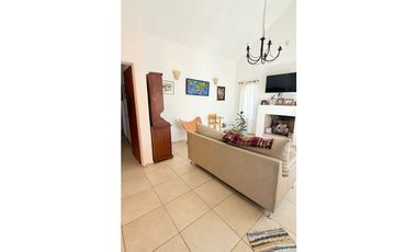 VENDO CASA TRES DORMITORIOS A METROS DE RECTA MARTINOLI