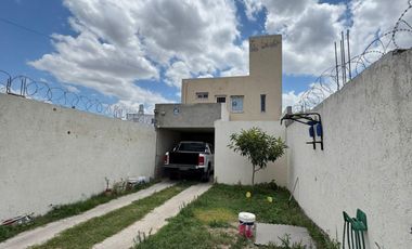 Casa en alquiler c/ cochera en San Pedro Nolasco