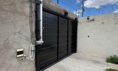 Casa en alquiler c/ cochera en San Pedro Nolasco