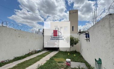 Casa en alquiler c/ cochera en San Pedro Nolasco