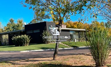 OPORTUNIDAD. Casa en venta de 4 dormitorios y pileta. Santa Guadalupe. Pilar.