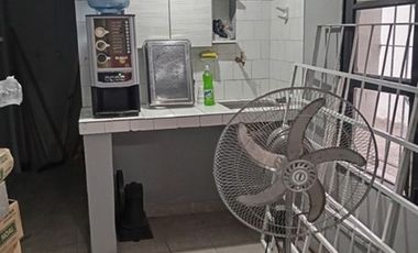 LOCAL CON VIDRIERA A LA CALLE IDEAL PARA EMPRENDER YA