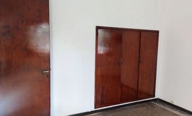 ALQUILO CASA AL FRENTE CON PARQUE Y PATIO EN TAPIALES