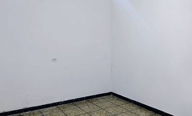 ALQUILO CASA AL FRENTE CON PARQUE Y PATIO EN TAPIALES