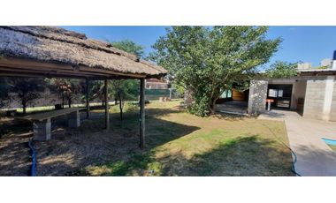 HERMOSA CASA en VENTA doble lote VILLA ESQUIU. Bº PRIVADO