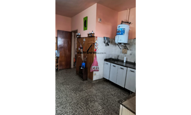 VENTA CASA 2 DORM + DEPTO en Bº AYACUCHO