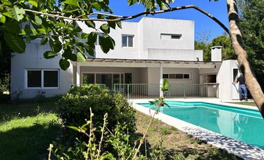 Casa en en venta en barrio Álamo Alto-6 amb-Pileta.