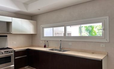 Casa en en venta en barrio Álamo Alto-6 amb-Pileta.