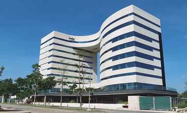 Se vende oficina en el edificio SkyWork, frente a Plaza La Isla, en Mérida