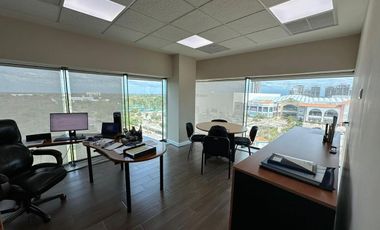 Se vende oficina en el edificio SkyWork, frente a Plaza La Isla, en Mérida
