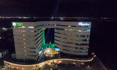 Se vende oficina en el edificio SkyWork, frente a Plaza La Isla, en Mérida