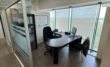 Se vende oficina en el edificio SkyWork, frente a Plaza La Isla, en Mérida