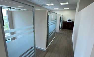 Se vende oficina en el edificio SkyWork, frente a Plaza La Isla, en Mérida