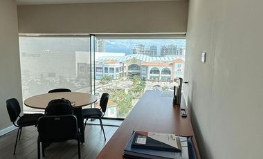Se vende oficina en el edificio SkyWork, frente a Plaza La Isla, en Mérida