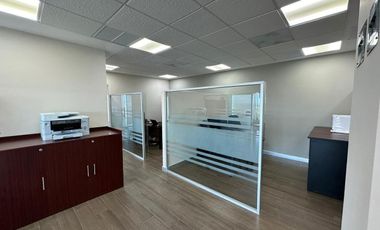 Se vende oficina en el edificio SkyWork, frente a Plaza La Isla, en Mérida