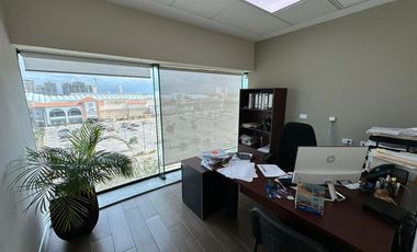 Se vende oficina en el edificio SkyWork, frente a Plaza La Isla, en Mérida