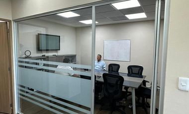 Se vende oficina en el edificio SkyWork, frente a Plaza La Isla, en Mérida