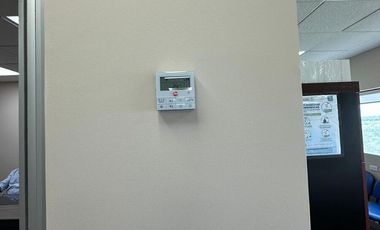 Se vende oficina en el edificio SkyWork, frente a Plaza La Isla, en Mérida