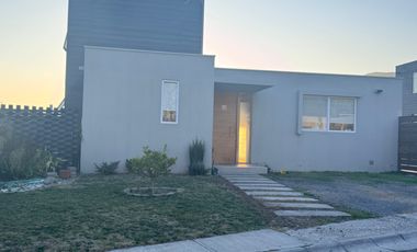 SE VENDE CASA EN EXCLUSIVO CONDOMINIO DE LIMACHE