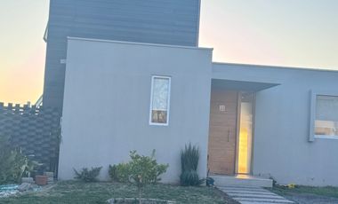 SE VENDE CASA EN EXCLUSIVO CONDOMINIO DE LIMACHE