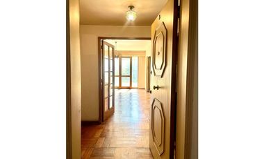 Amplio departamento con hermoso jardin