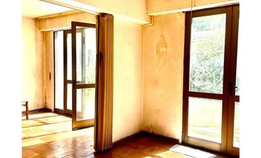 Amplio departamento con hermoso jardin