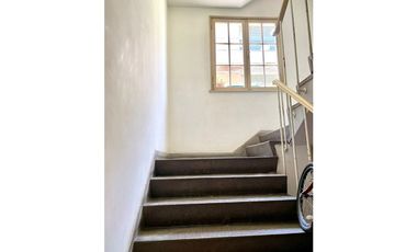 Amplio departamento con hermoso jardin