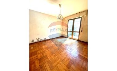 Amplio departamento con hermoso jardin