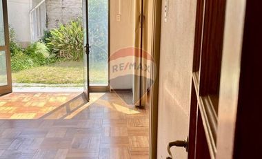 Amplio departamento con hermoso jardin