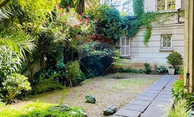 Amplio departamento con hermoso jardin