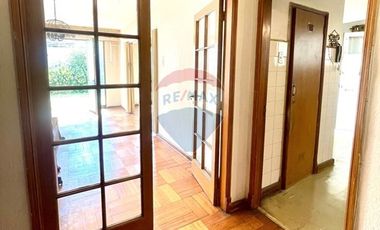 Amplio departamento con hermoso jardin