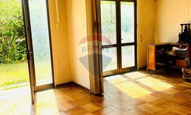 Amplio departamento con hermoso jardin