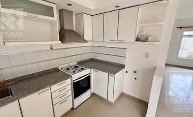 Casa alquiler Rincón de Emilio, 2 dormitorios, 2 baños, jardín con parrilla y cochera