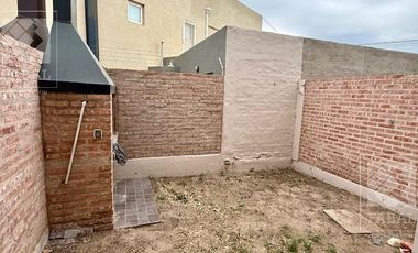 Casa alquiler Rincón de Emilio, 2 dormitorios, 2 baños, jardín con parrilla y cochera