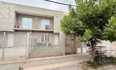 Casa alquiler Rincón de Emilio, 2 dormitorios, 2 baños, jardín con parrilla y cochera