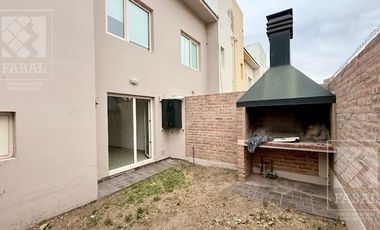 Casa alquiler Rincón de Emilio, 2 dormitorios, 2 baños, jardín con parrilla y cochera