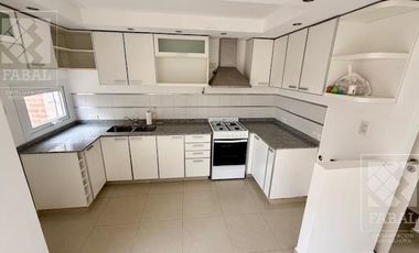 Casa alquiler Rincón de Emilio, 2 dormitorios, 2 baños, jardín con parrilla y cochera