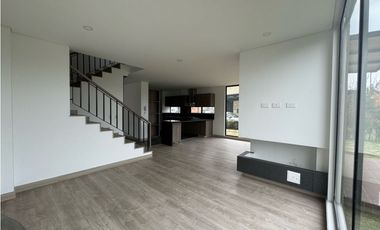 Bajo de precio! Casa en venta en cajica  en conjunto, con club House..